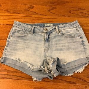 Rewash size 4 the “girlfriend” Light wash shorts